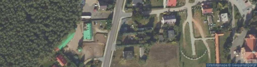 Zdjęcie satelitarne Dwór, kościół, park, ośrodek letniskowy