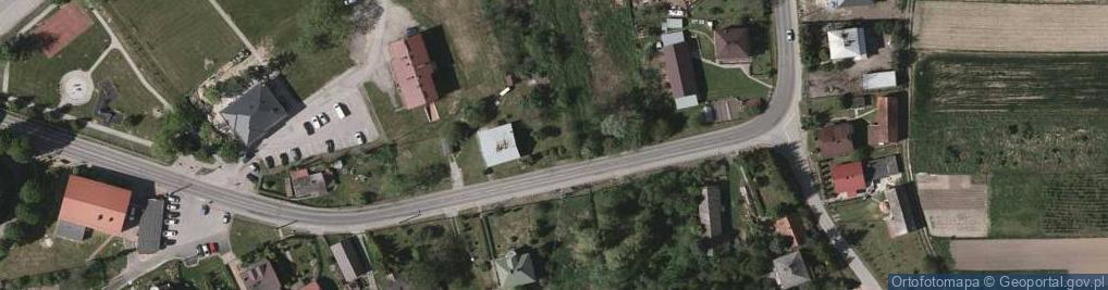 Zdjęcie satelitarne Dwór, kościół, park, pomnik, usługi