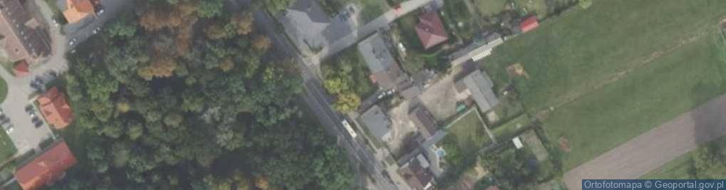 Zdjęcie satelitarne Dwór, kościół, park, rezerwat, usługi
