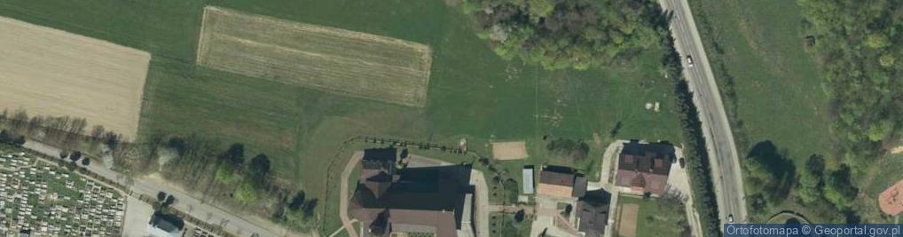 Zdjęcie satelitarne Dwór, kościół, park, usługi