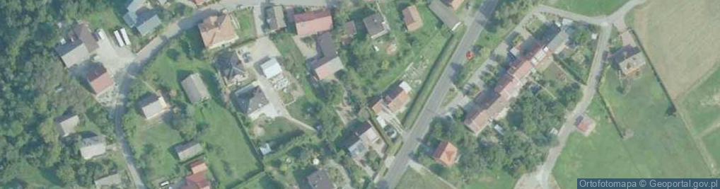 Zdjęcie satelitarne Dwór, kościół, usługi