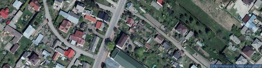 Zdjęcie satelitarne Dwór, kościół, usługi
