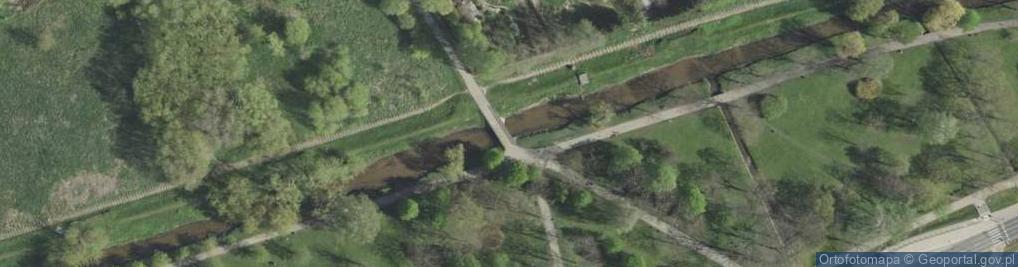 Zdjęcie satelitarne Kładka dla pieszych nad rzeką.Białą