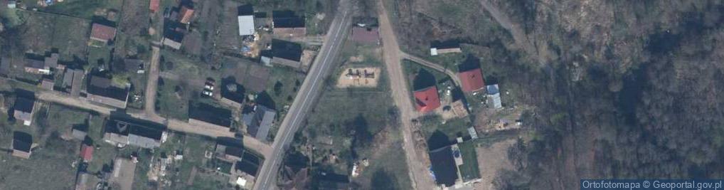 Zdjęcie satelitarne Pałac, kościół, park, ruiny