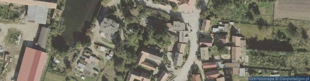 Zdjęcie satelitarne Pałac, kościół, ruiny