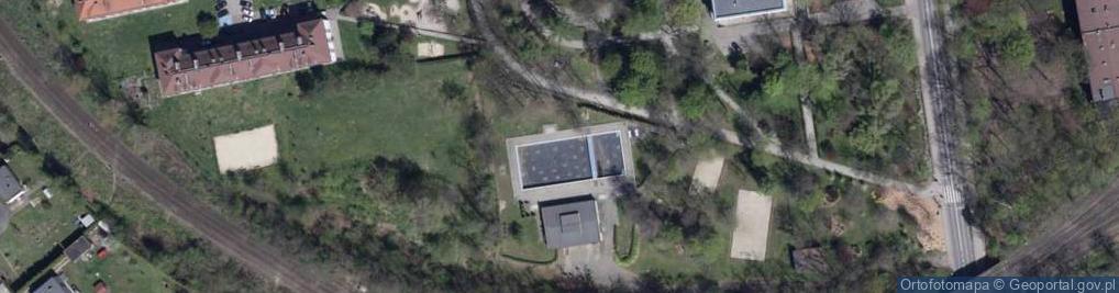 Zdjęcie satelitarne Basen odkryty