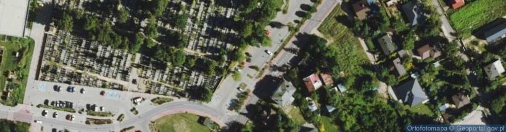 Zdjęcie satelitarne Duży parking przy cmentarzu