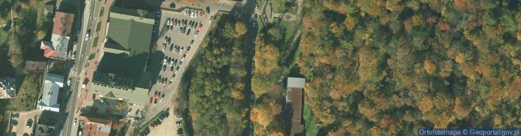 Zdjęcie satelitarne Na chodniku wzdłuż ulicy