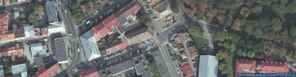 Zdjęcie satelitarne W niedziele bezpłatny po obu stronach ulicy
