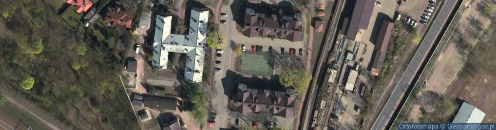 Zdjęcie satelitarne małe boisko tartanowe do piłki nożnej