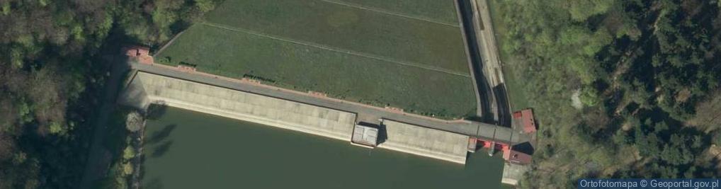 Zdjęcie satelitarne jezioro i zapora wodna