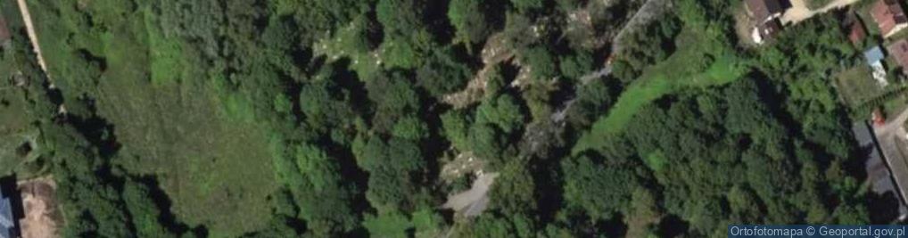 Zdjęcie satelitarne Zabytkowy cmentarz komunalny