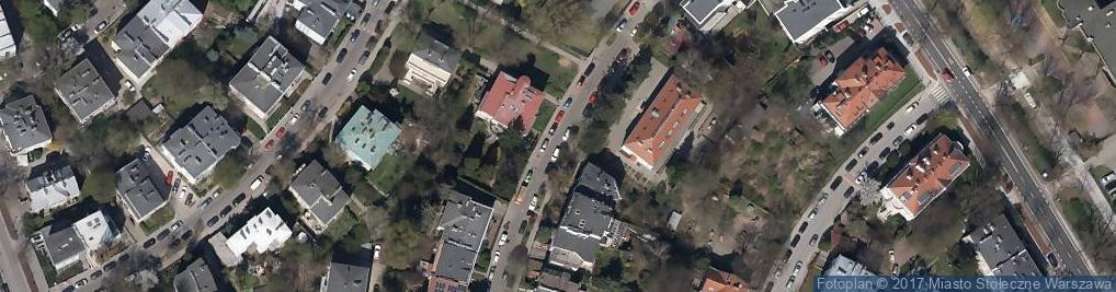 Zdjęcie satelitarne wystająca studzienka kanalizacyjna