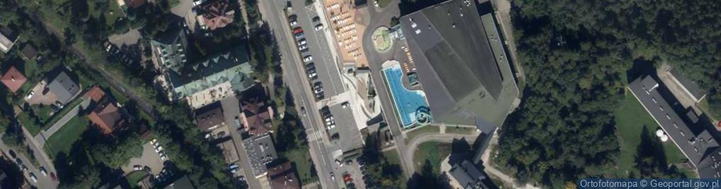 Zdjęcie satelitarne na scianie basenu