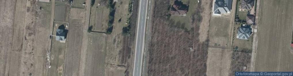 Zdjęcie satelitarne dwa wysokie drewniane krzyże