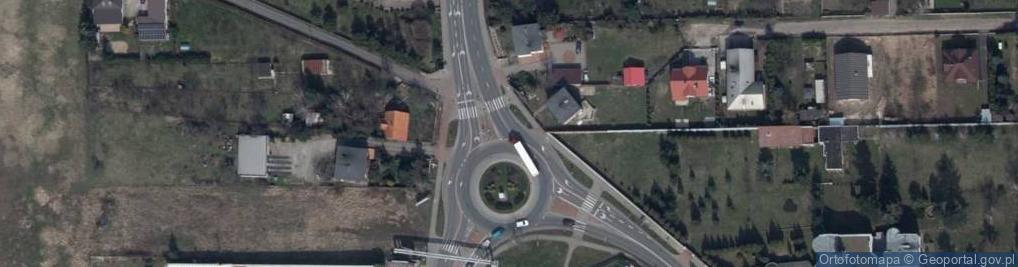 Zdjęcie satelitarne Kapliczka na środku ronda.