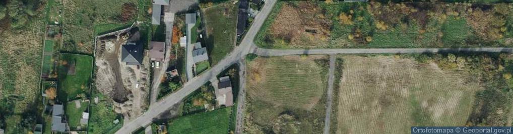 Zdjęcie satelitarne Krzyż metalowy z tabliczką upamiętniający miejsce stracenia w d