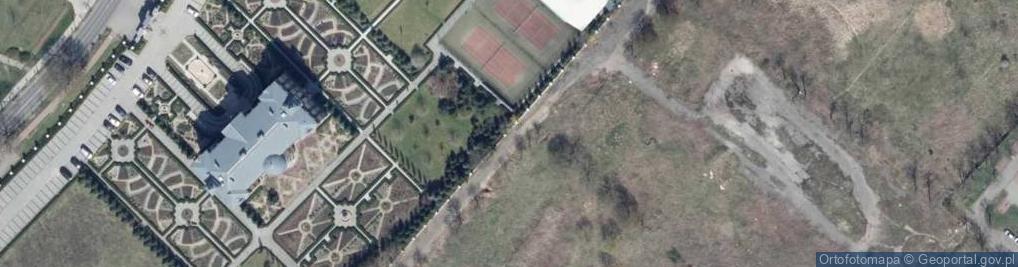 Zdjęcie satelitarne Kort tenisowy, cztery korty tenisowe (dwa zakryte, dwa odkryte)