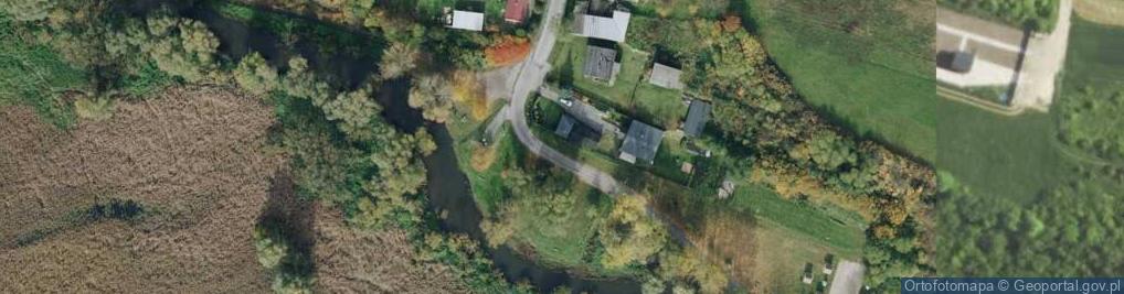 Zdjęcie satelitarne Okresowo rzeka zalewa jezdnie.