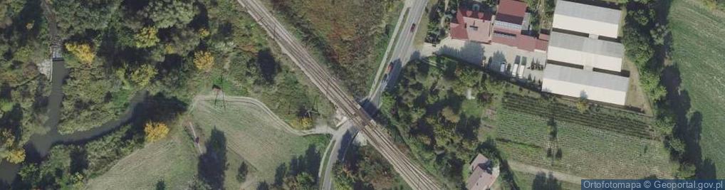 Zdjęcie satelitarne Przejście dla pieszych pod wiaduktem kolejowym oznakowane