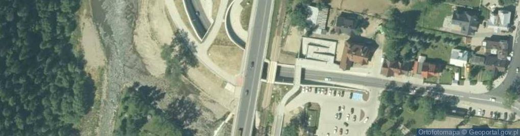 Zdjęcie satelitarne skrzyżowanie i przejazd kolejowy