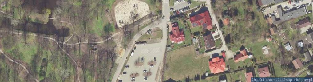 Zdjęcie satelitarne Paczkomat InPost RZE38M