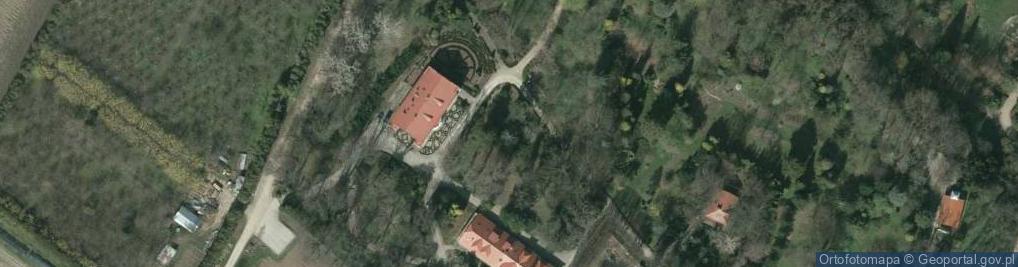 Zdjęcie satelitarne Przebudowany dwór obronny