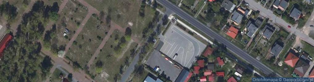 Zdjęcie satelitarne Duży parking przy jeziorze