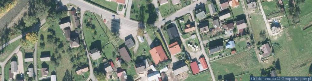 Zdjęcie satelitarne Głaz zwieńczony orłem z tablicą upamiętniający bohaterską śmier