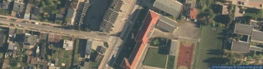 Zdjęcie satelitarne Obelisk ku czci Lotników Polskich