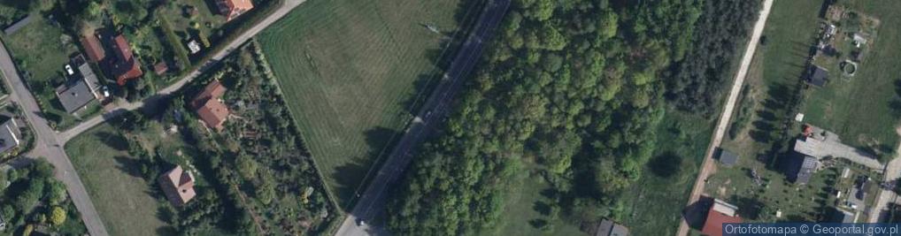 Zdjęcie satelitarne Obelisk z tablicą poświęcony poległym bohaterom Armii Czerwonej