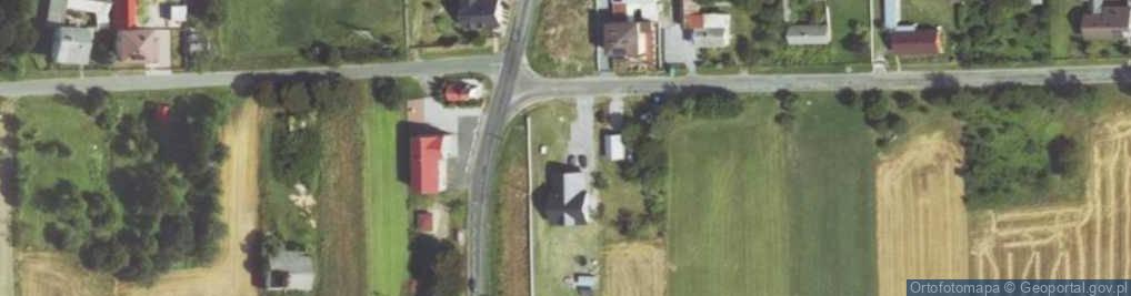 Zdjęcie satelitarne Obelisk z tablicą upamiętniający członków Ruchu Oporu i ludność