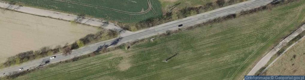 Zdjęcie satelitarne Pamięci Ofiar Katastrofy Autobusowej w Kokoszkach w dniu 02 maj