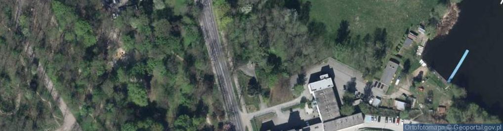 Zdjęcie satelitarne Pomnik będący symbolem pamięci o 385 więźniach KL Auschwitz w O