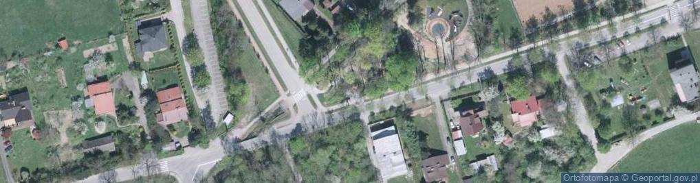 Zdjęcie satelitarne Pomnik ku czci 34 mieszkańców Ustronia rozstrzelanych przez nie