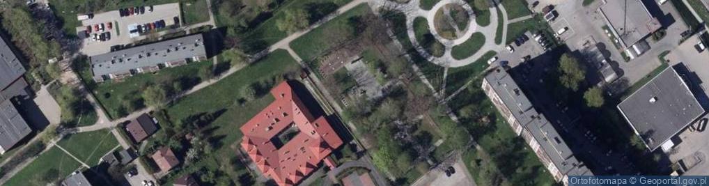Zdjęcie satelitarne Pomnik upamiętniający zamordowanych w 1940 roku przez NKWD jeńc