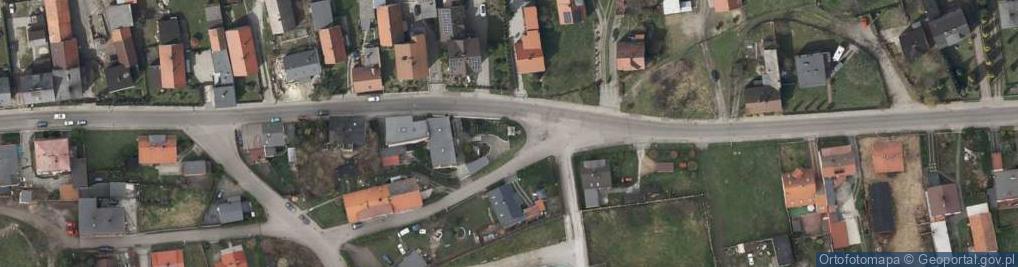 Zdjęcie satelitarne Pomnik (w formie kapliczki) z tablicą ku czci mieszkańców Ostro