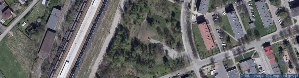 Zdjęcie satelitarne Pomnik z prochami więźniów byłego hitlerowskiego obozu zagłady