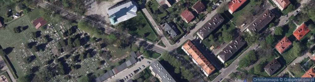 Zdjęcie satelitarne Tablica pamiątkowa poległych w czasie II WŚ.