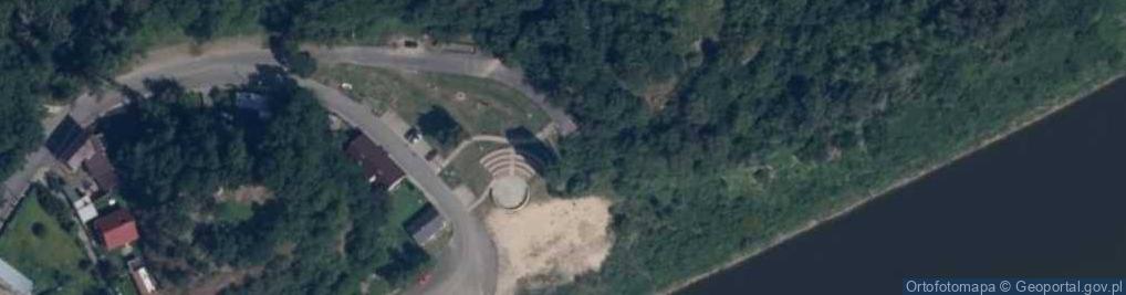 Zdjęcie satelitarne pozostałości drewnianego mostu