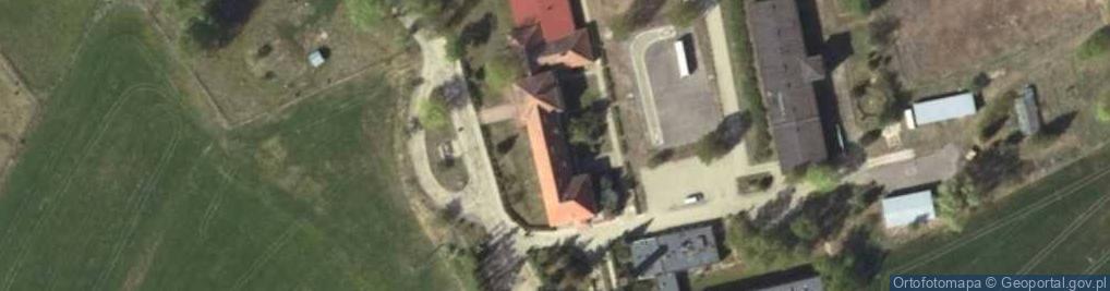 Zdjęcie satelitarne Szkoła z salą gimnastyczną w zespole szkolnym