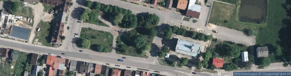 Zdjęcie satelitarne Adamów kościół front