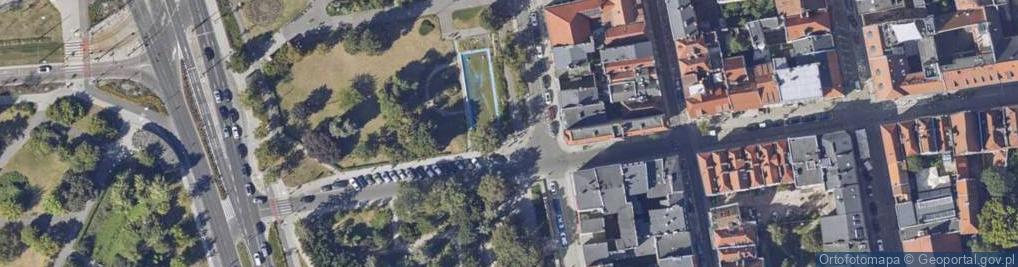 Zdjęcie satelitarne Collegium Maximum UMK w tle instalacji 'Kosmos' autorstwa Duo K.S. podczas Festiwalu Światła Skyway'09