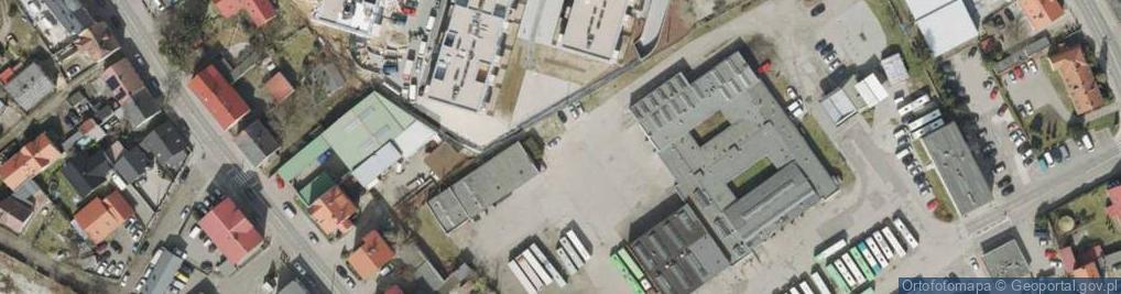 Zdjęcie satelitarne Green Trabant on a parking lot next to an apartament building in Zielona Góra 2