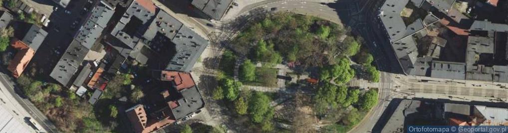 Zdjęcie satelitarne Katowice - Pl. Wolności - Maska na drzewie