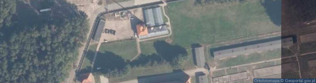 Zdjęcie satelitarne KL Stutthof barak administracyjny i brama smierci przez druty