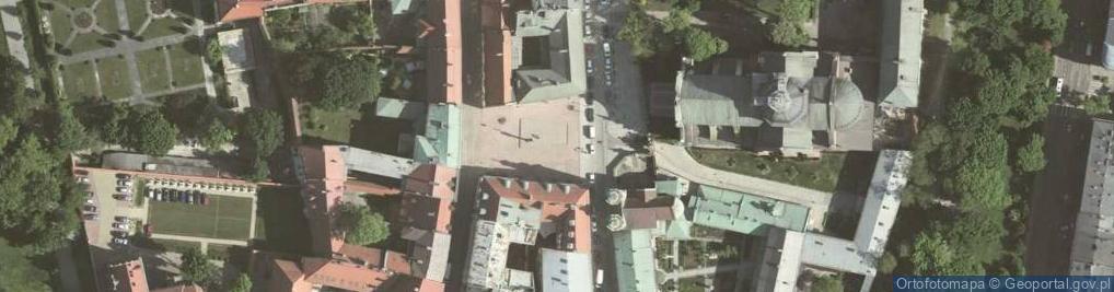 Zdjęcie satelitarne Krakov, Stare Miasto, kostel svatého Petra a Pavla v noci
