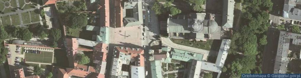 Zdjęcie satelitarne Krakov, Stare Miasto, pohled na bránu před kostelem svatého Petra a Pavla