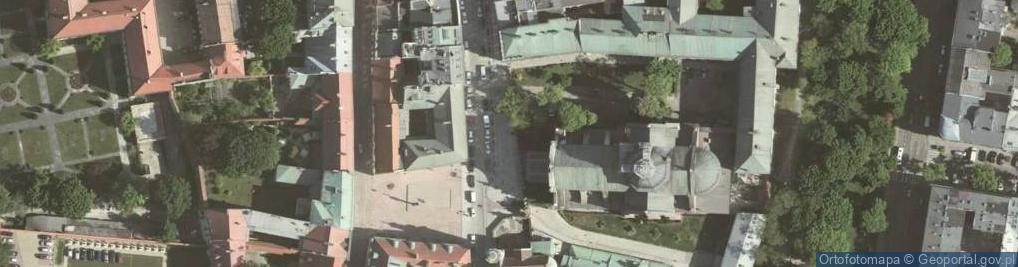 Zdjęcie satelitarne Krakov, Stare Miasto, pohled na sochy před kostelem svatého Petra a Pavla II