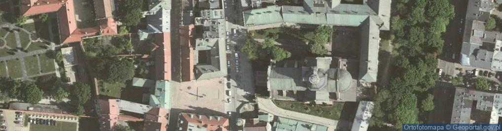 Zdjęcie satelitarne Krakov, Stare Miasto, pohled na sochy před kostelem svatého Petra a Pavla